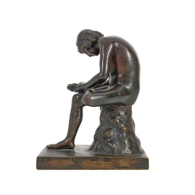 Lot 83 - A Grand Tour type bronze figure of Boy with Thorn after the classical