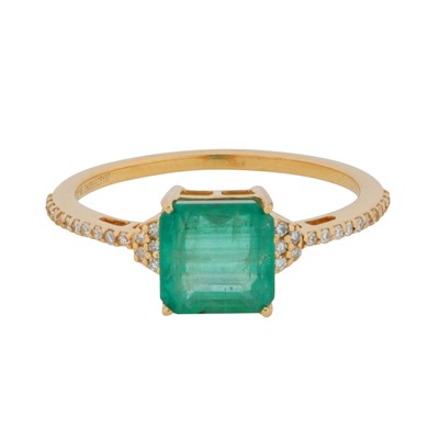 Lot 233 - An emerald and diamond ring