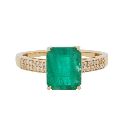 Lot 235 - An emerald and diamond ring