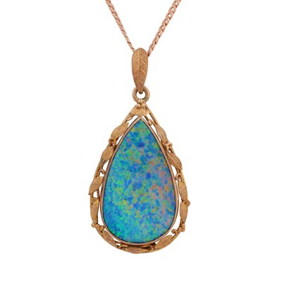 Lot 83 - An opal pendant necklace