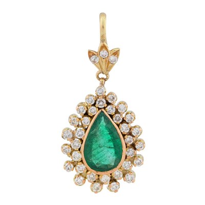 Lot 234 - An emerald and diamond cluster pendant