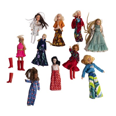 Lot 361 - A group of Sindy and other dolls to include Pippa