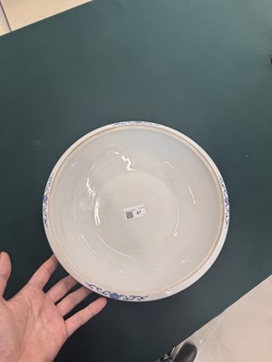 Lot 67 - A large Chinese 'dragon' dish and cover, Qing dynasty, Guangxu period
