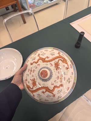 Lot 67 - A large Chinese 'dragon' dish and cover, Qing dynasty, Guangxu period