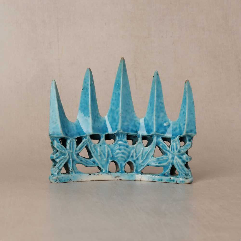 Lot 36 - A Chinese turquoise-glazed brush holder, Qing dynasty, Kangxi period