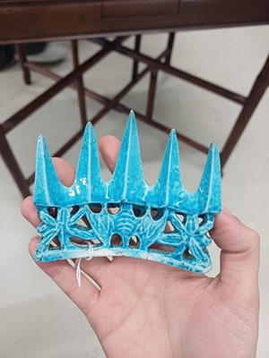Lot 36 - A Chinese turquoise-glazed brush holder, Qing dynasty, Kangxi period