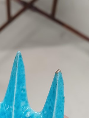 Lot 36 - A Chinese turquoise-glazed brush holder, Qing dynasty, Kangxi period