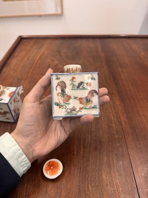 Lot 20 - A near-pair of Chinese export famille-verte 'chicken' tea caddies, Qing dynasty, Kangxi period
