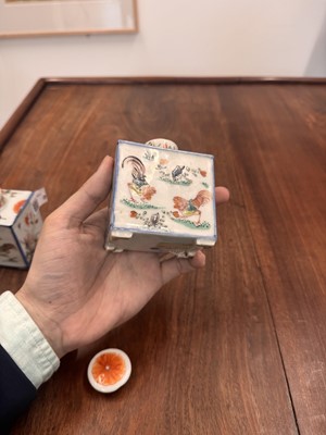 Lot 20 - A near-pair of Chinese export famille-verte 'chicken' tea caddies, Qing dynasty, Kangxi period