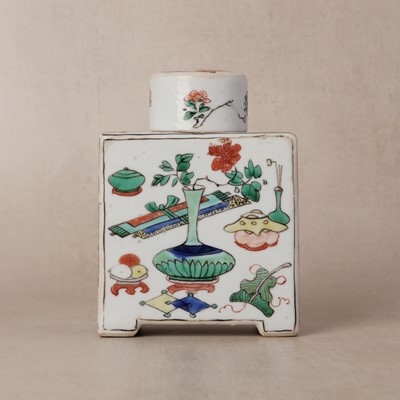 Lot 167 - A Chinese export famille-rose tea caddy, Qing dynasty, Kangxi period