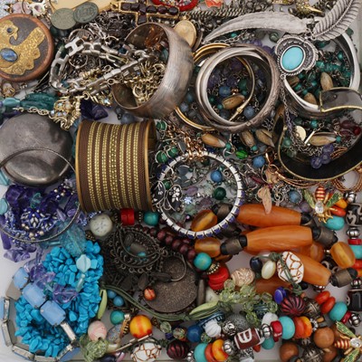 Lot 279 - A collection of silver and costume jewellery