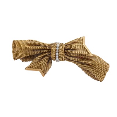 Lot 413 - A seed pearl bow brooch