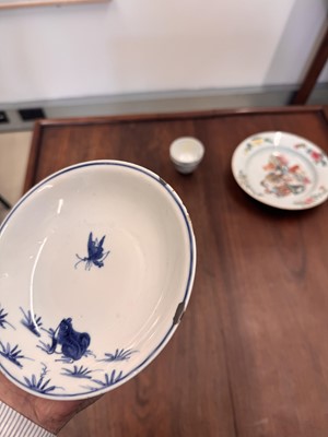 Lot 44 - A Chinese blue and white 'frog and butterfly' dish, Ming dynasty, Tianqi period