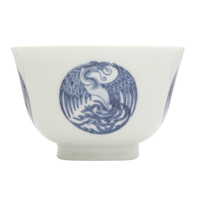Lot 752 - A Chinese blue and white 'phoenix' 'medallion' bowl, 20th century