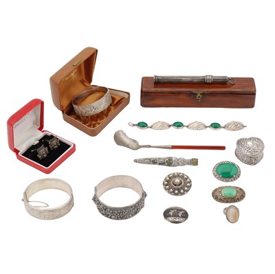 Lot 131 - A collection of silver jewellery and objects