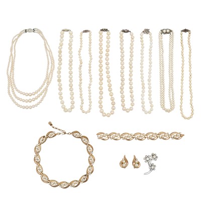 Lot 474 - A collection of pearl necklaces and costume jewellery