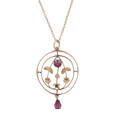 Lot 244 - A garnet pendant necklace
