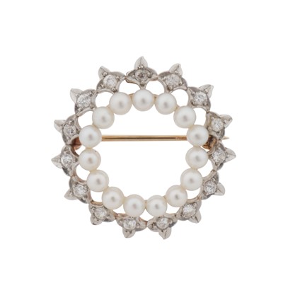 Lot 459 - A pearl and diamond brooch