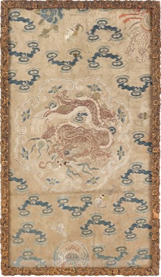 Lot 381 - A fine Chinese embroidered silk 'dragon' panel, Qing dynasty, 18th century
