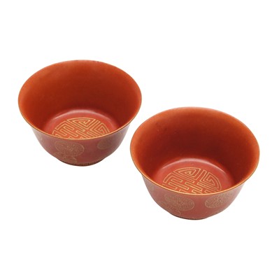 Lot 79 - A pair of Chinese coral-ground gilt-decorated cups, Qing dynasty, Yongzheng marks