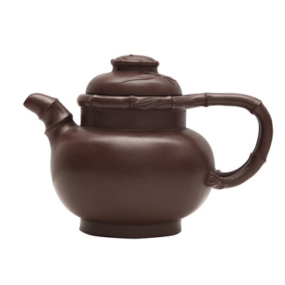 Lot 193 - A Chinese Yixing zisha teapot and cover, 19th/20th century