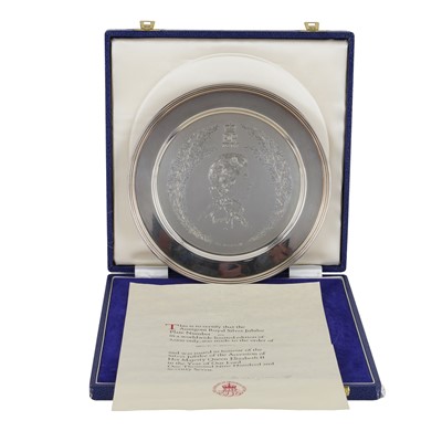 Lot 31 - A boxed Queen Elizabeth II sterling silver plate for the Silver Jubilee
