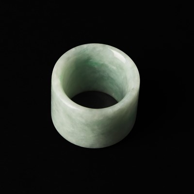 Lot 512 - A Chinese jadeite archer's ring, 20th century
