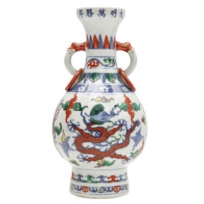 Lot 644 - A Chinese Ming-style wucai twin-handled 'dragon' vase, Qing dynasty, 19th century
