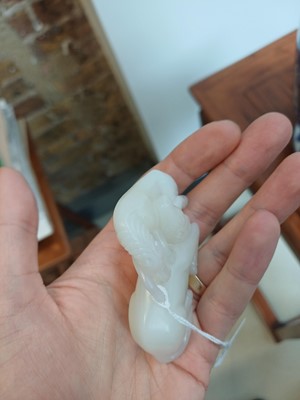 Lot 509 - A Chinese white jade 'horses' carving, late Qing dynasty