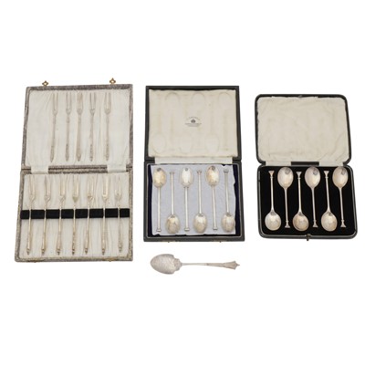 Lot 671 - A mixed group of cased flatware