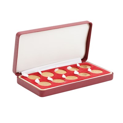 Lot 528 - GB Coins, - a boxed group of ten 22ct gold Sovereigns