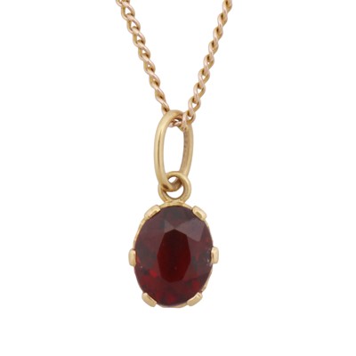 Lot 51 - A garnet pendant necklace