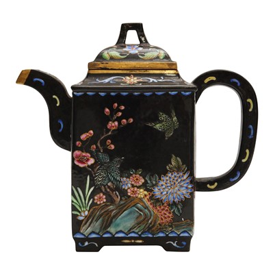 Lot 194 - A Chinese Yixing zisha enamelled teapot and cover, Qing dynasty, 19th century