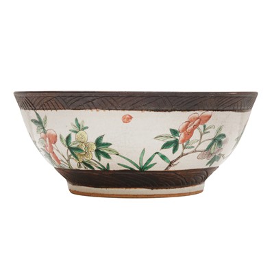 Lot 634 - A Chinese famille-verte crackle-glazed bowl, Qing dynasty, 19th century
