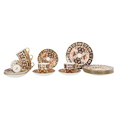 Lot 175 - A Royal Crown Derby 'Dublin' pattern part tea service