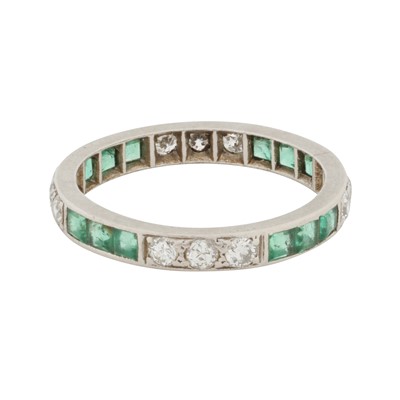 Lot 109 - An emerald and diamond full eternity ring