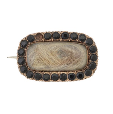 Lot 252 - A mourning brooch