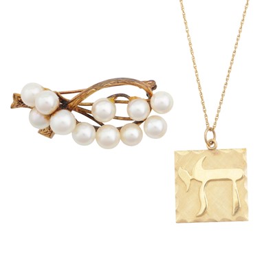 Lot 420 - A pendant necklace and a pearl brooch