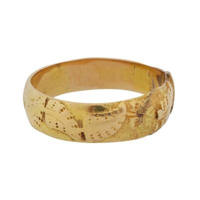 Lot 405 - A band ring