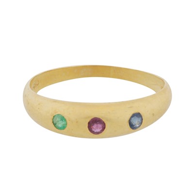 Lot 270 - An emerald, ruby and sapphire three stone ring