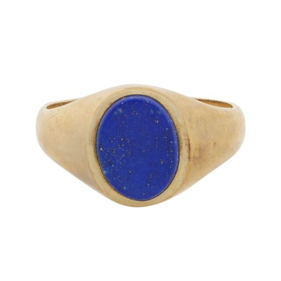 Lot 28 - A lapis lazuli signet ring