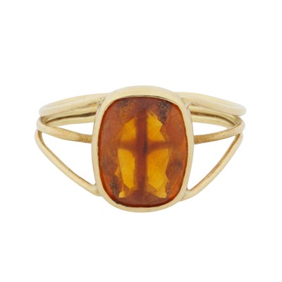 Lot 231 - A citrine single stone ring