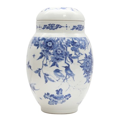 Lot 742 - A Chinese Transitional-style blue and white jar and cover, 20th century