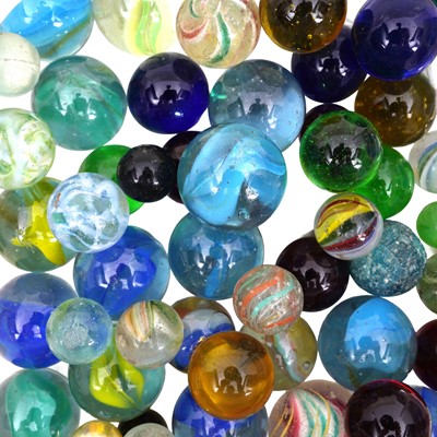 Lot 153 - A mixed group of assorted marbles and small witches balls