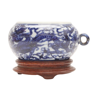 Lot 772 - A Chinese Ming-style blue and white bird feeder, 19th century