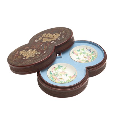 Lot 420 - A pair of Chinese famille-rose 'grasshopper' dishes, Qing dynasty, Guangxu period