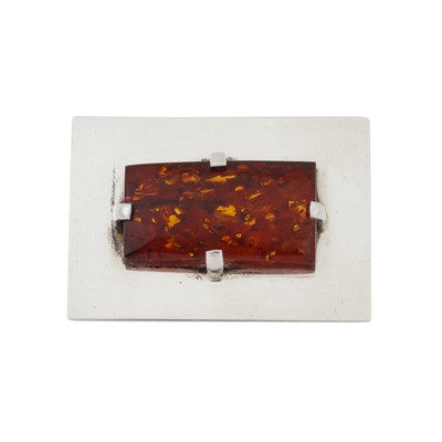 Lot 117 - An amber brooch / pendant