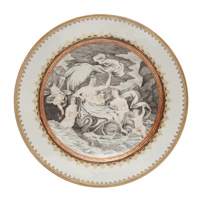 Lot 550 - A Chinese en-grisaille gilt-decorated 'Aphrodite' dish, Qing dynasty, Qianlong period