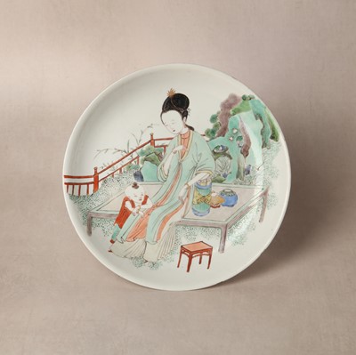Lot 24 - A fine Chinese famille-verte ‘lady and child’ dish, Qing dynasty, Kangxi period