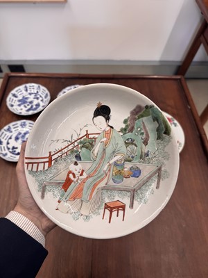 Lot 24 - A fine Chinese famille-verte ‘lady and child’ dish, Qing dynasty, Kangxi period